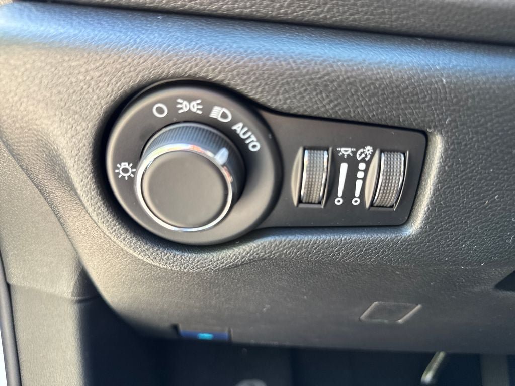 New 2027 Chrysler Pacifica Select AWD/4WD image 16