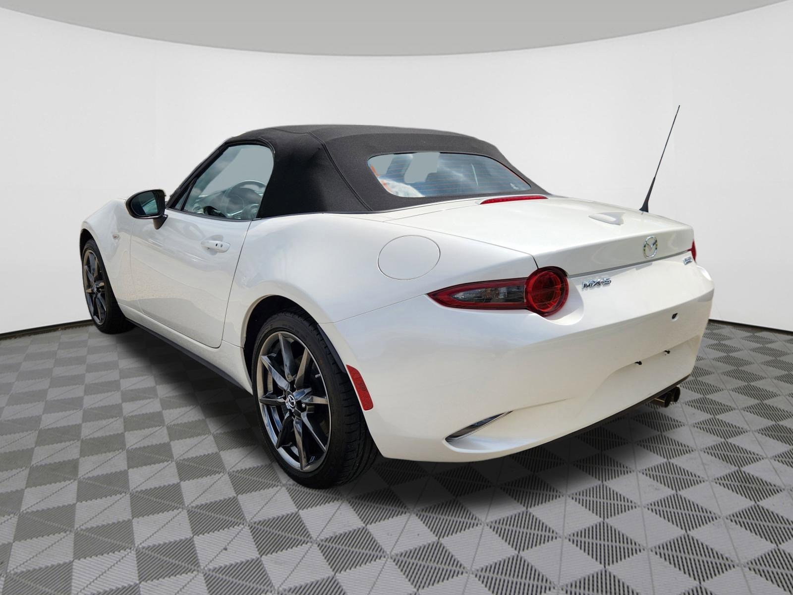 Used 2019 MAZDA MX-5 Miata Grand Touring RWD image 3