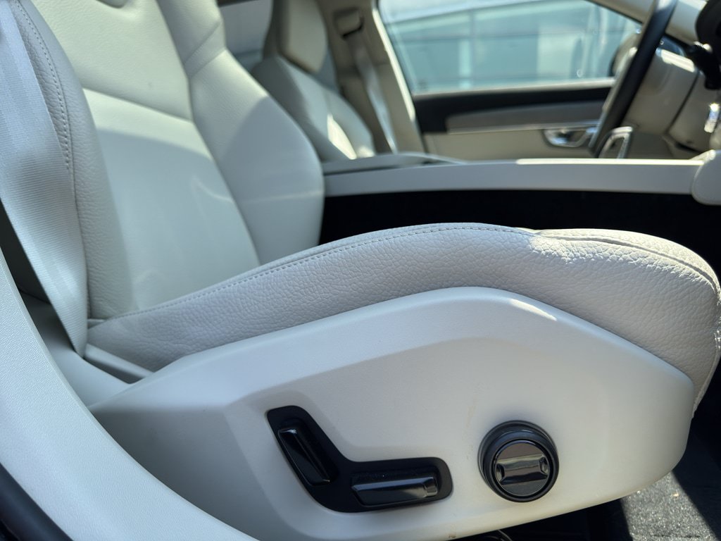 Certified 2025 Volvo V90 B6 Cross Country Plus AWD/4WD image 27