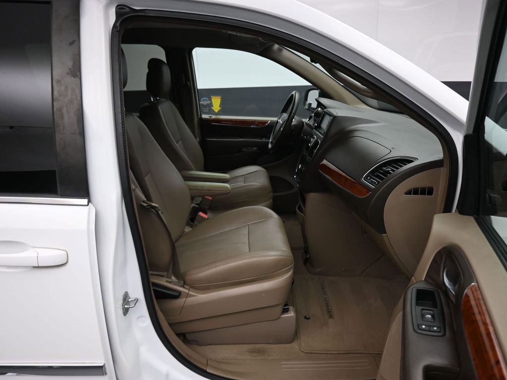 Used 2014 Chrysler Town & Country Touring image 46