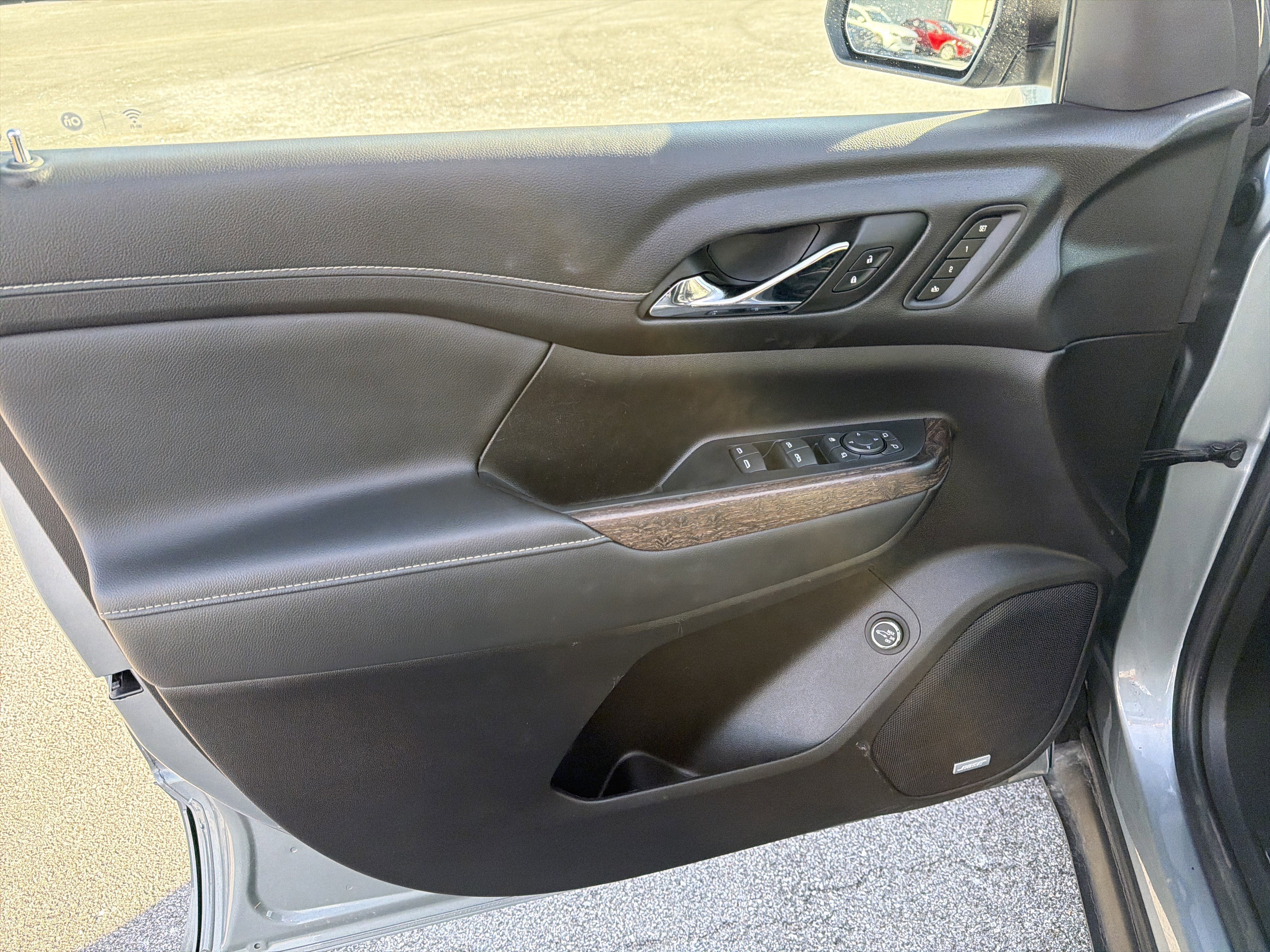 Used 2023 GMC Acadia Denali w/ Denali Technology Package image 10
