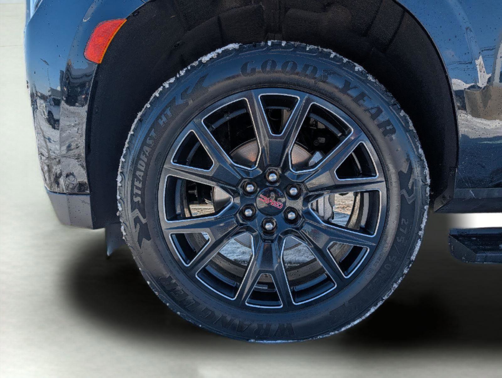 Used 2023 GMC Yukon XL Denali w/ Advanced Technology Package image 8