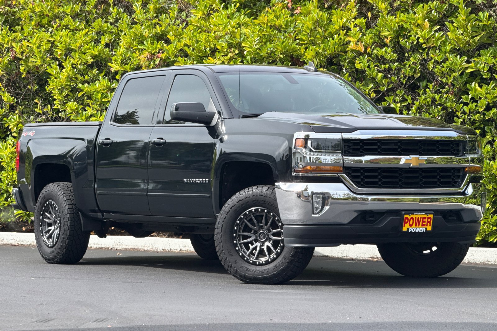 Used 2018 Chevrolet Silverado 1500 LT w/ LT Eassist Package AWD/4WD image 2