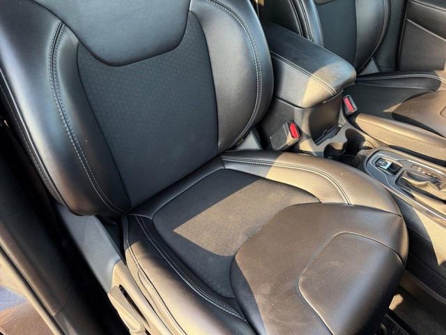 Used 2019 Jeep Cherokee Latitude Plus w/ Cold Weather Group AWD/4WD image 14