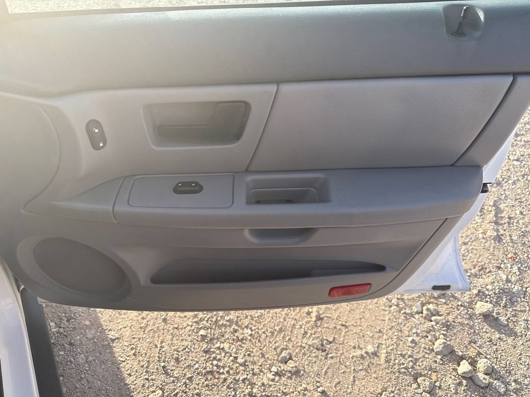 Used 2005 Ford Taurus SE FWD image 16