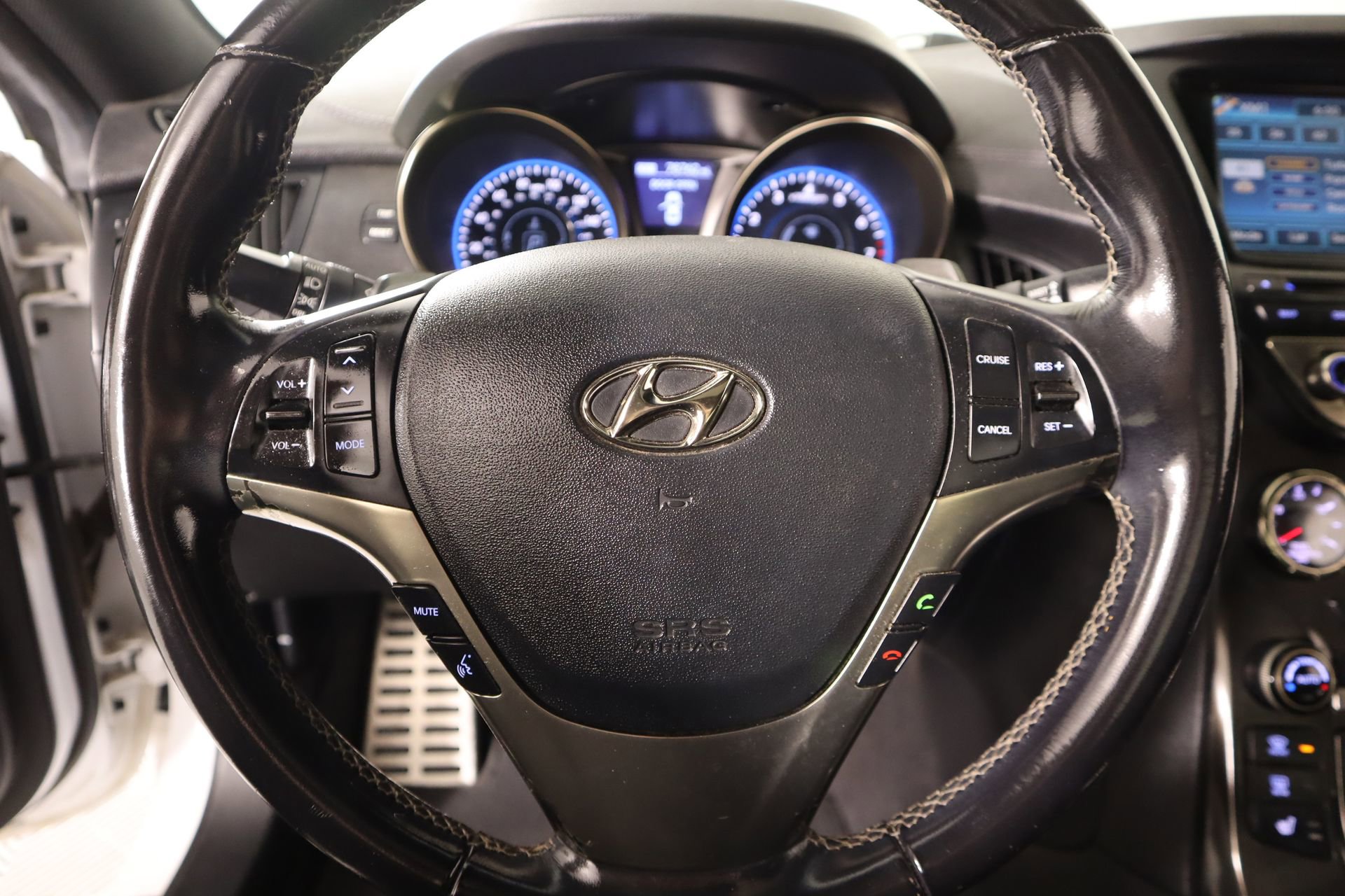 Used 2013 Hyundai Genesis 3.8 image 3