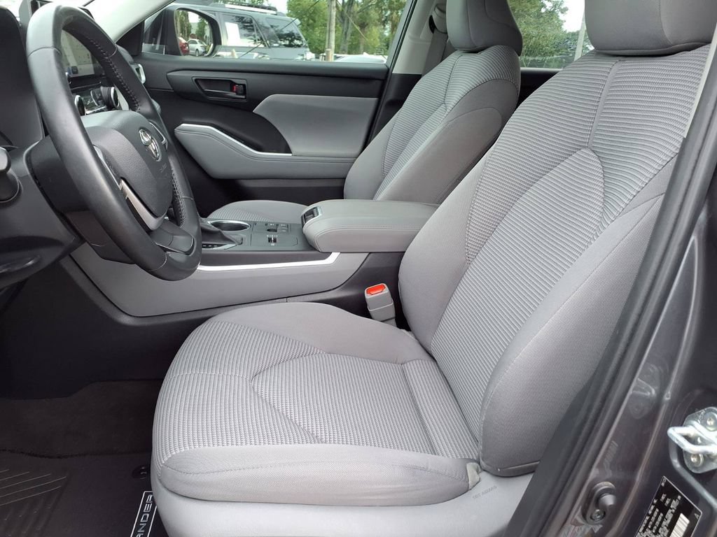 Used 2023 Toyota Highlander LE FWD image 25
