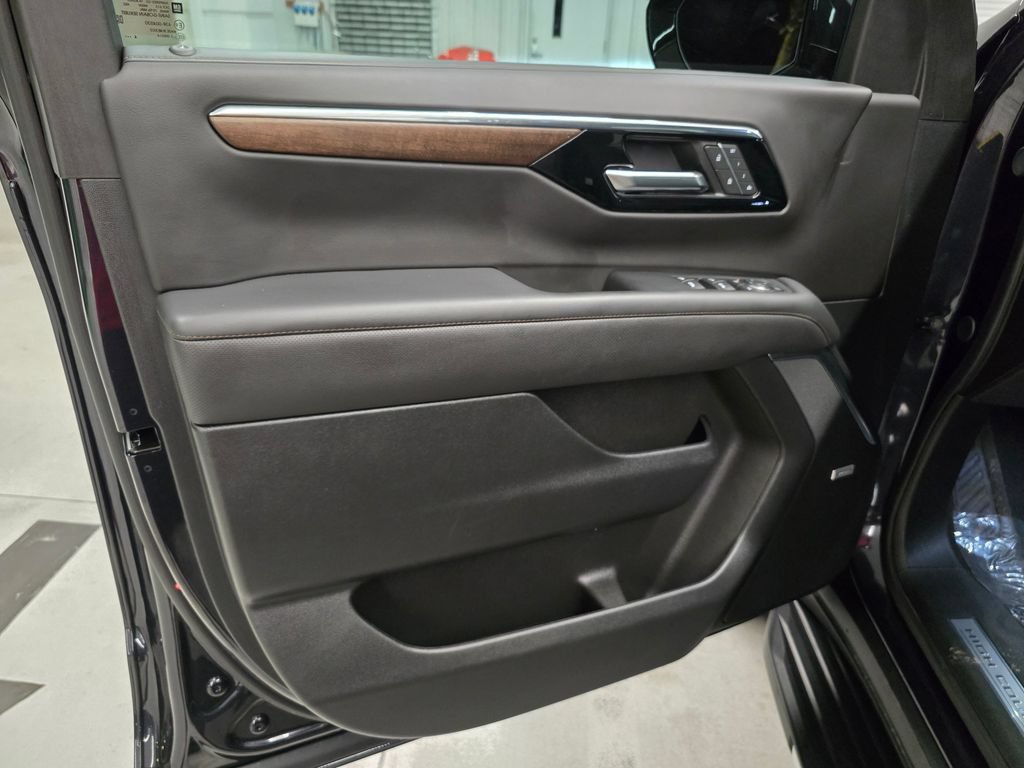 Used 2025 Chevrolet Suburban High Country RWD image 15