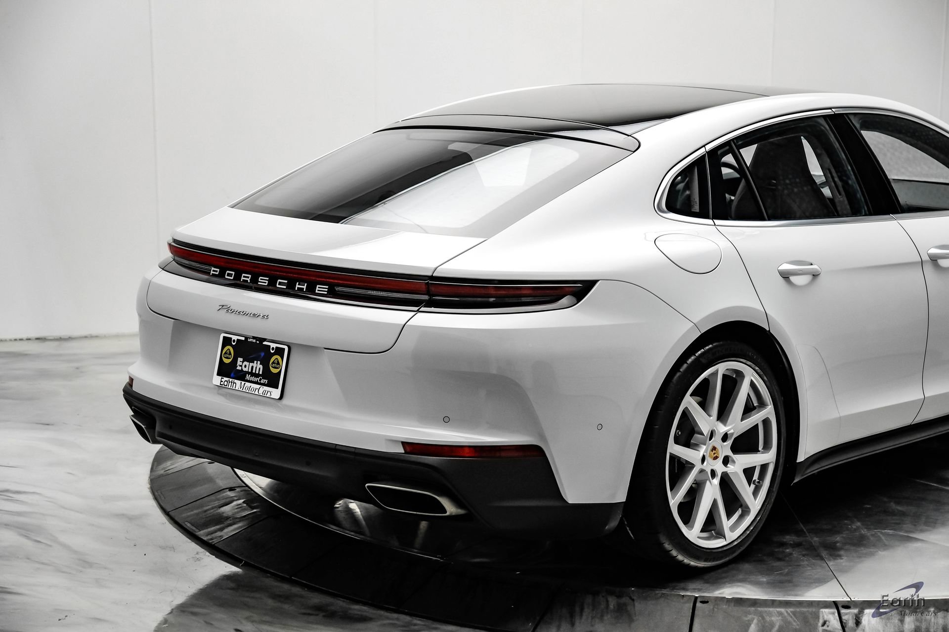 Used 2025 Porsche Panamera w/ Premium Package image 16