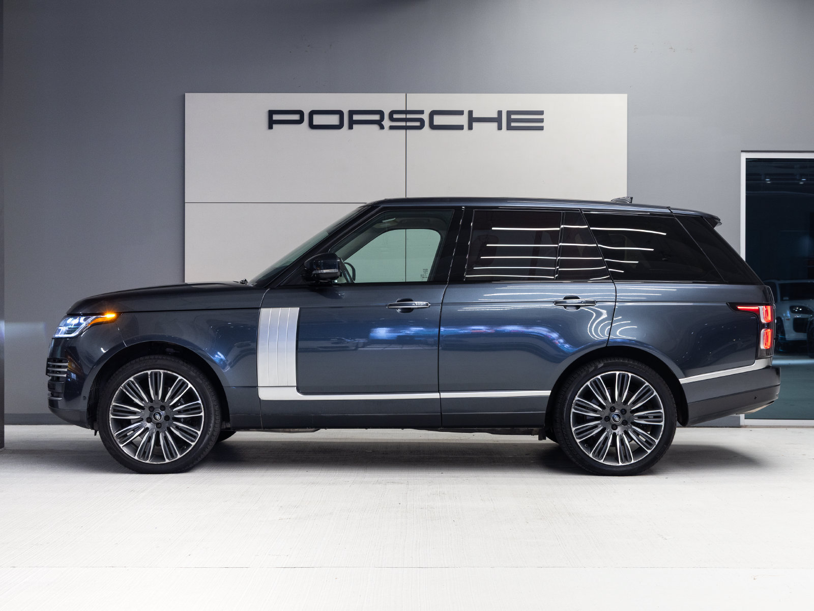 Used 2021 Land Rover Range Rover Autobiography AWD/4WD image 2