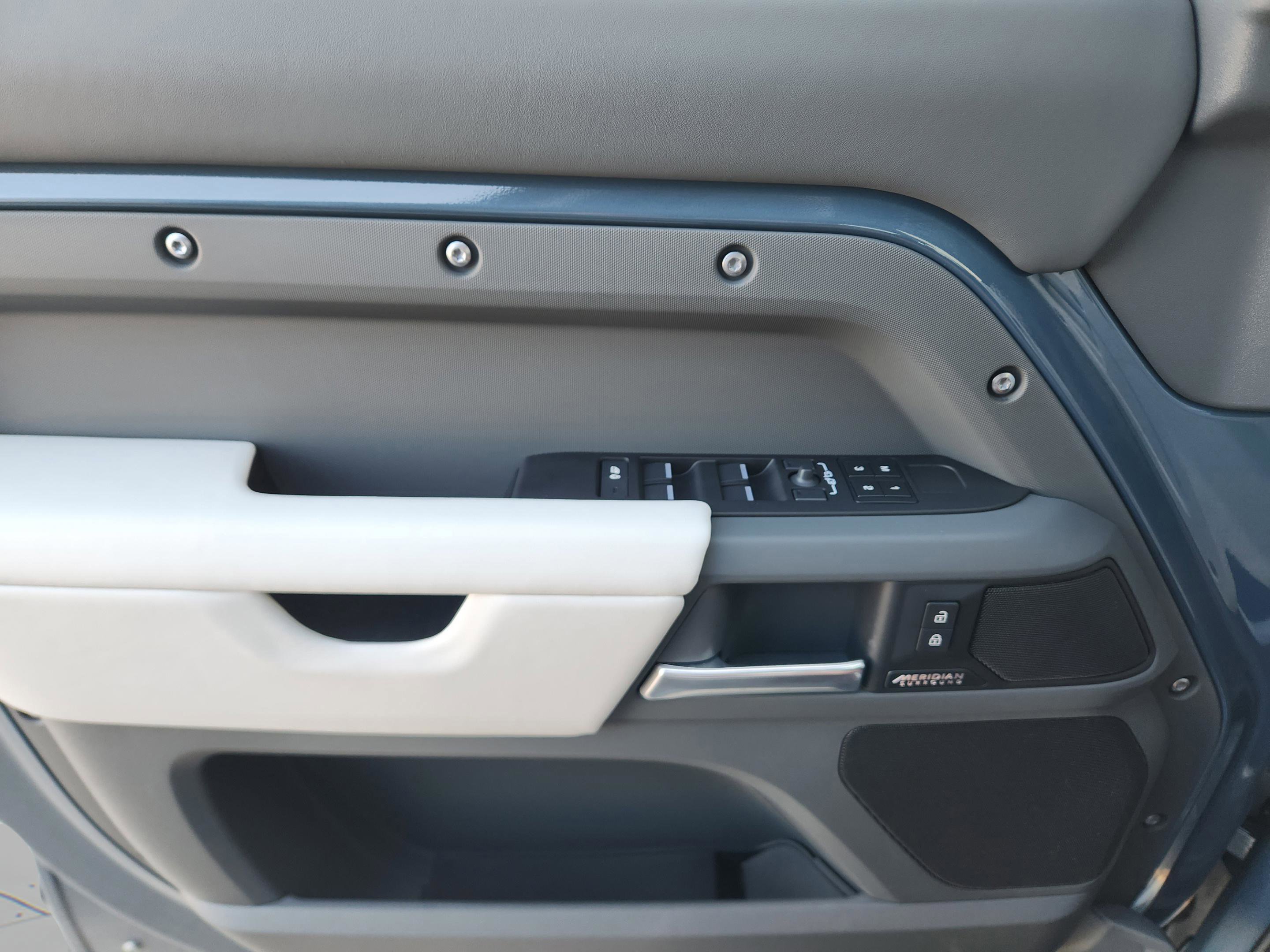 Used 2025 Land Rover Defender 110 X-Dynamic SE image 22