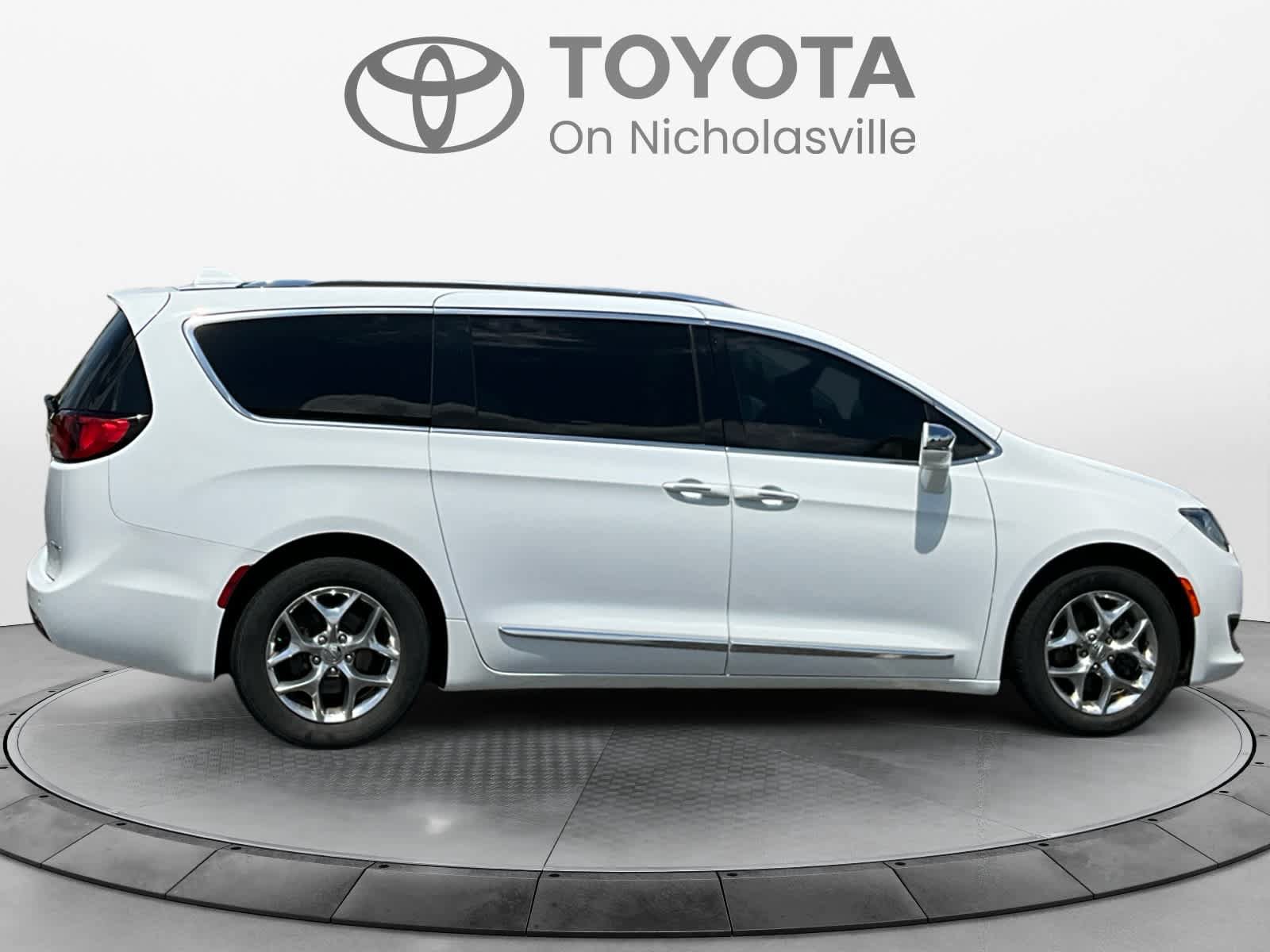 Used 2018 Chrysler Pacifica Limited FWD image 6