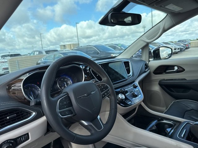 Used 2023 Chrysler Pacifica Limited image 13