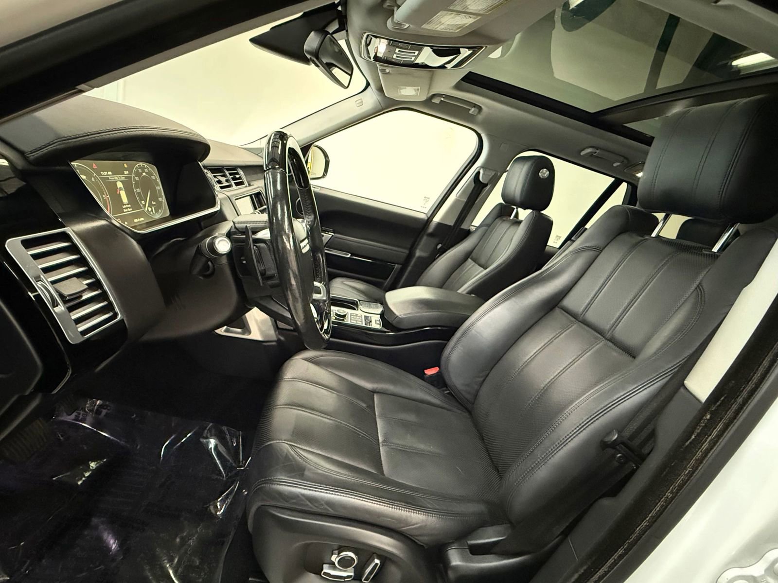 Used 2016 Land Rover Range Rover HSE image 16