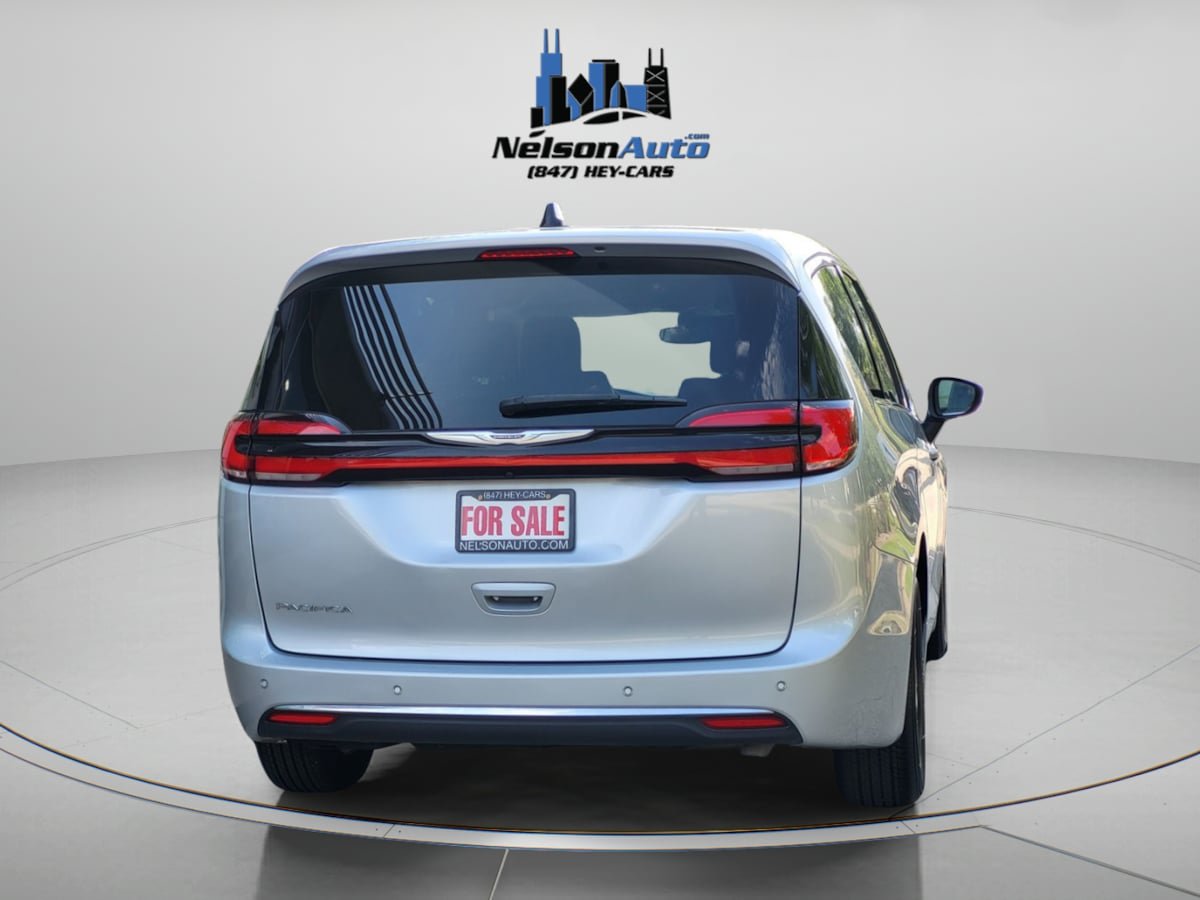 Used 2023 Chrysler Pacifica Touring-L FWD image 5