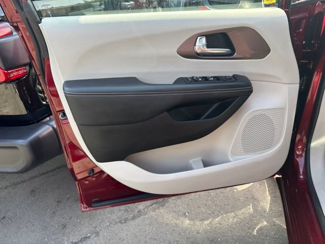 Used 2023 Chrysler Voyager LX FWD image 16