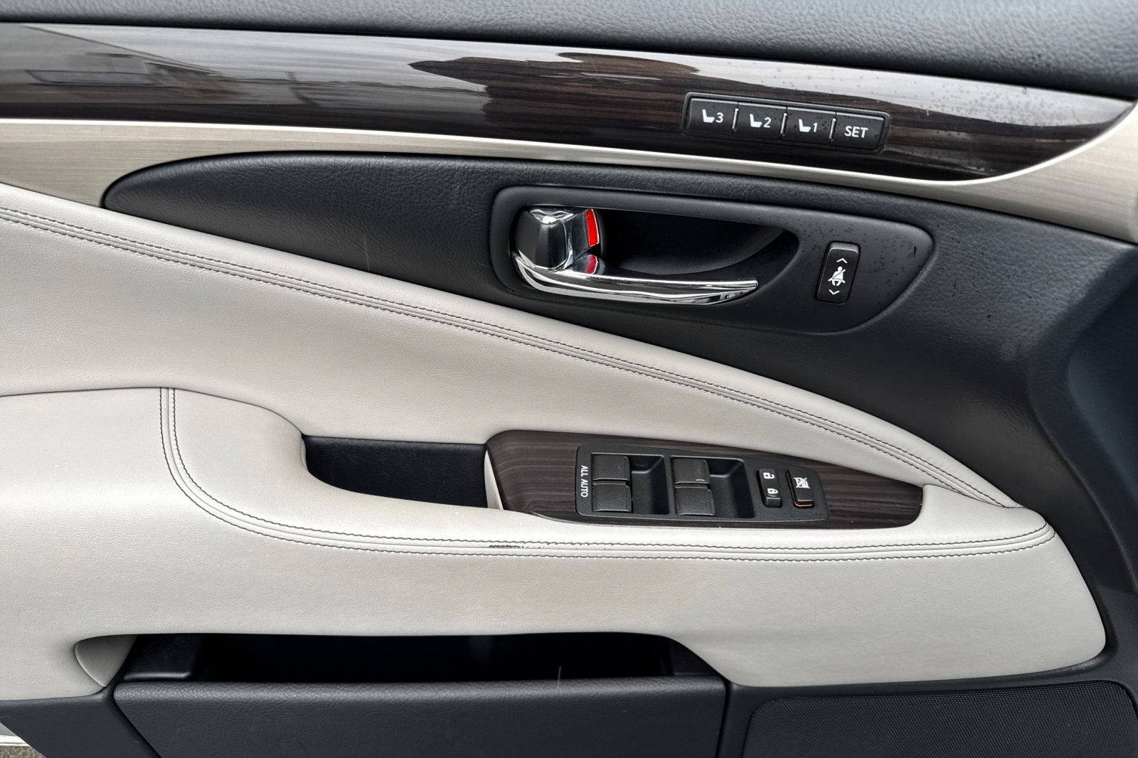 Used 2013 Lexus LS 460 w/ Comfort Pkg image 11