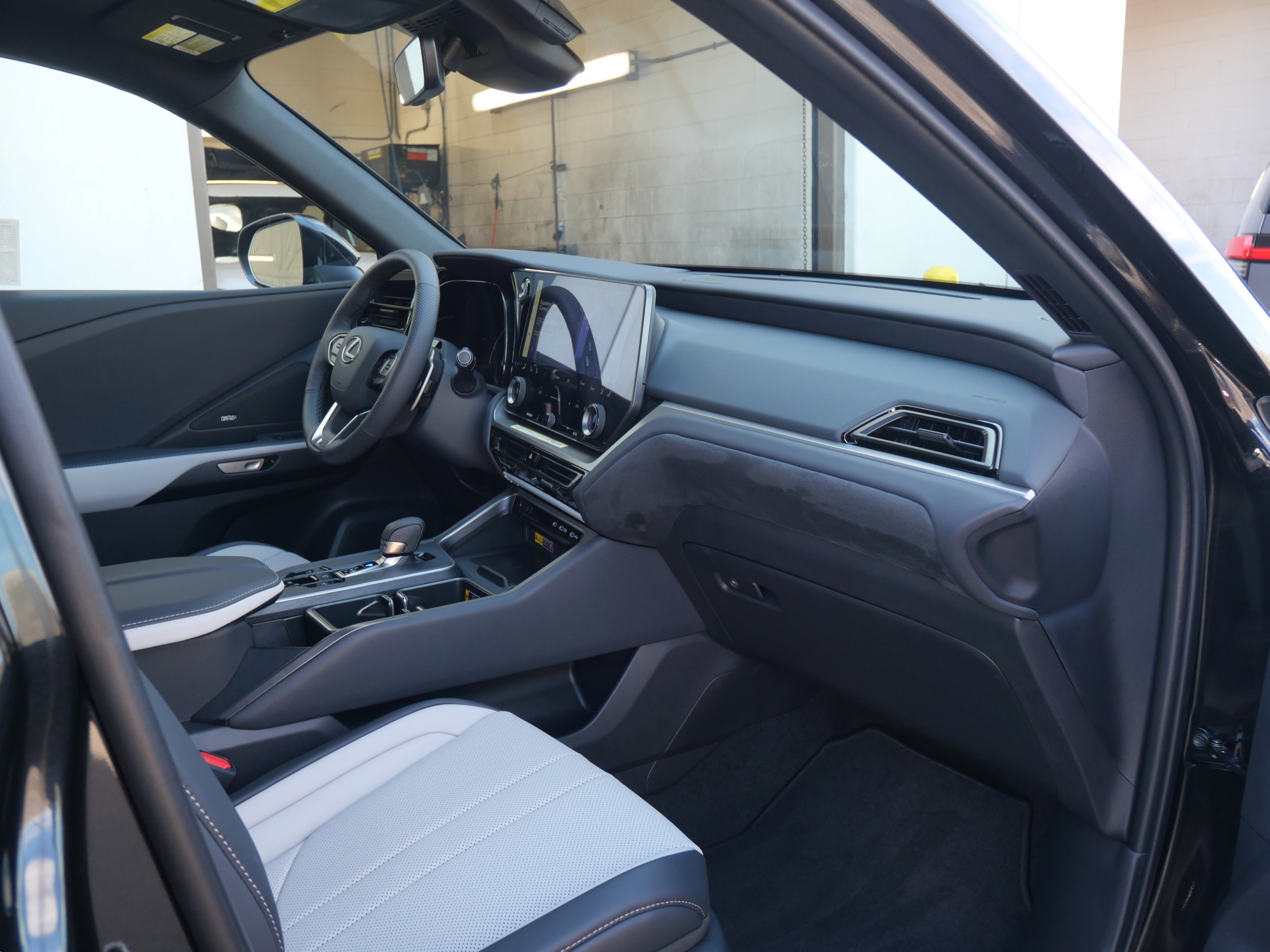 Used 2025 Lexus TX 500h AWD image 17