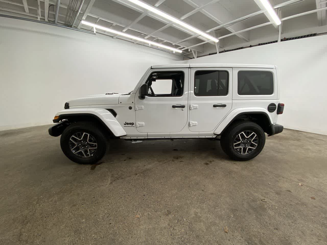 Used 2025 Jeep Wrangler Unlimited Sahara AWD/4WD image 3