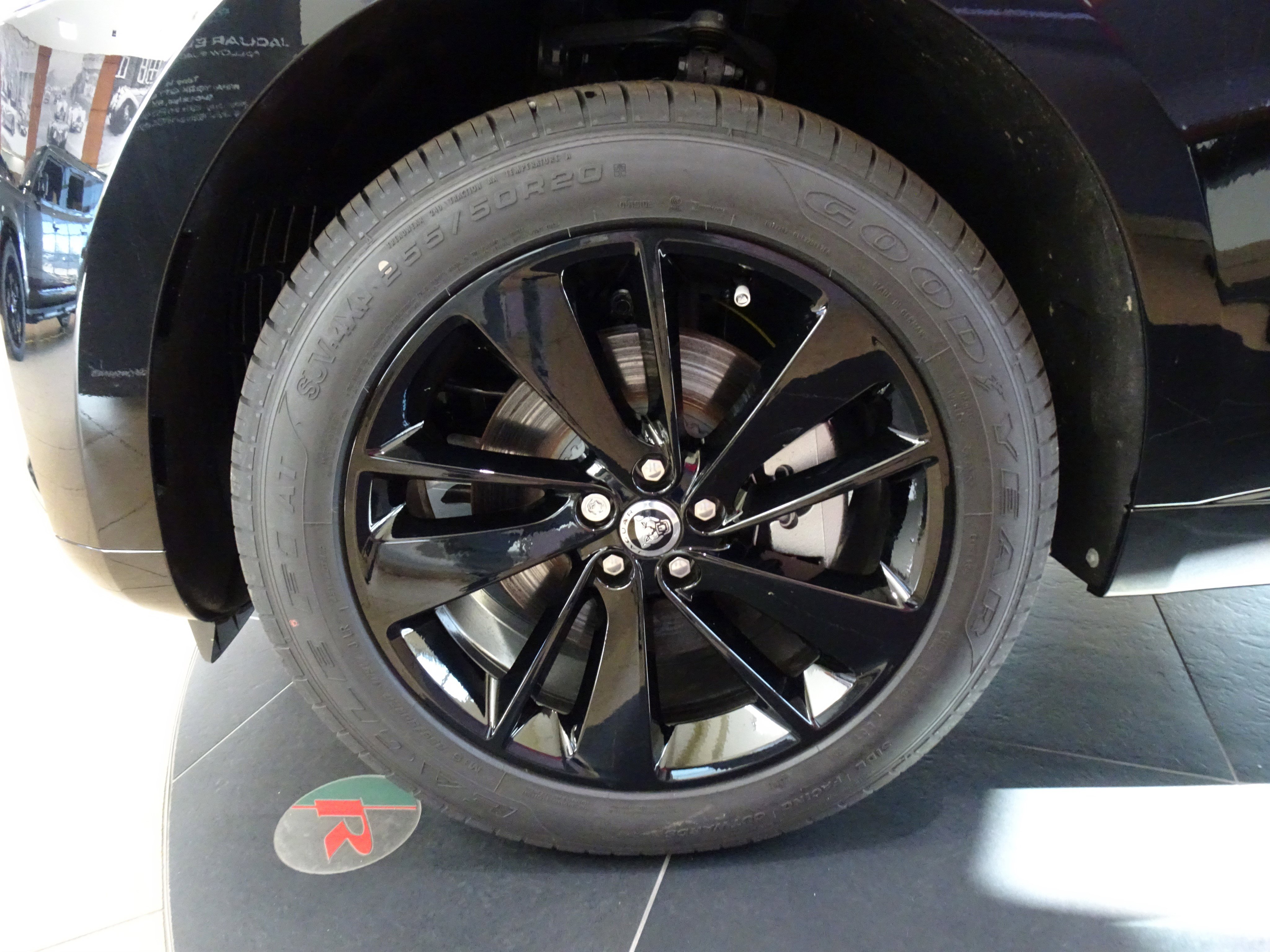 New 2025 Jaguar F-PACE R-Dynamic S image 10