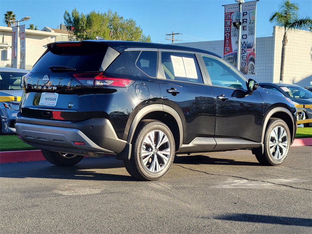 Used 2022 Nissan Rogue SV image 2
