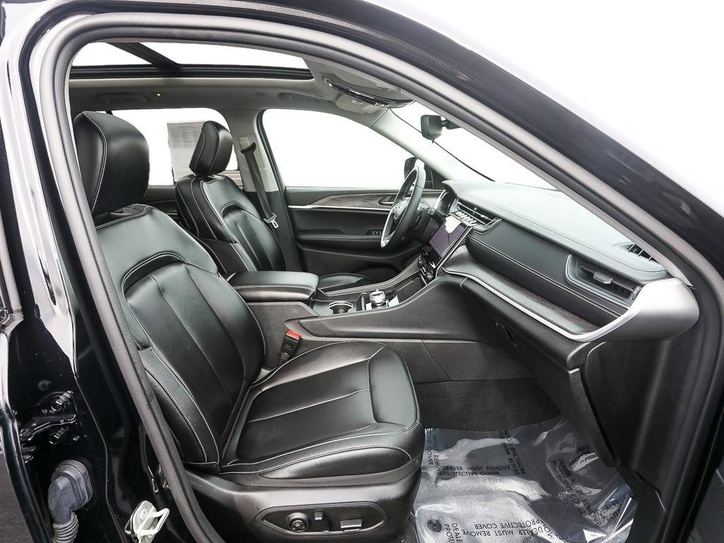 Used 2023 Jeep Grand Cherokee Limited w/ Black Appearance Package image 22