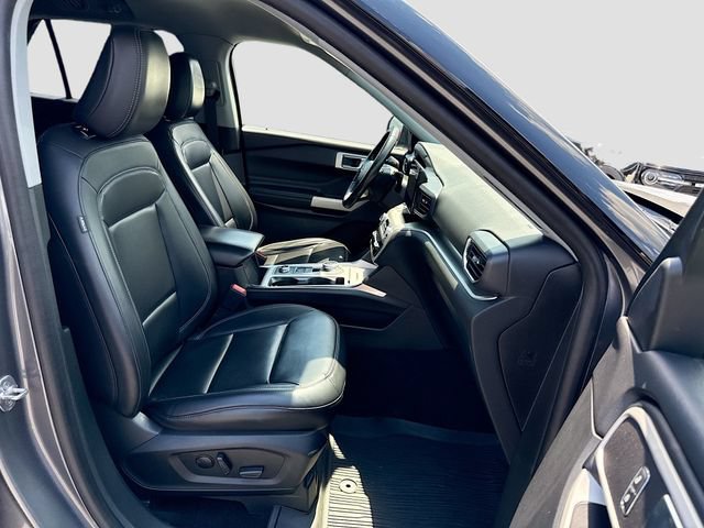 Used 2021 Ford Explorer XLT w/ Equipment Group 202A AWD/4WD image 32