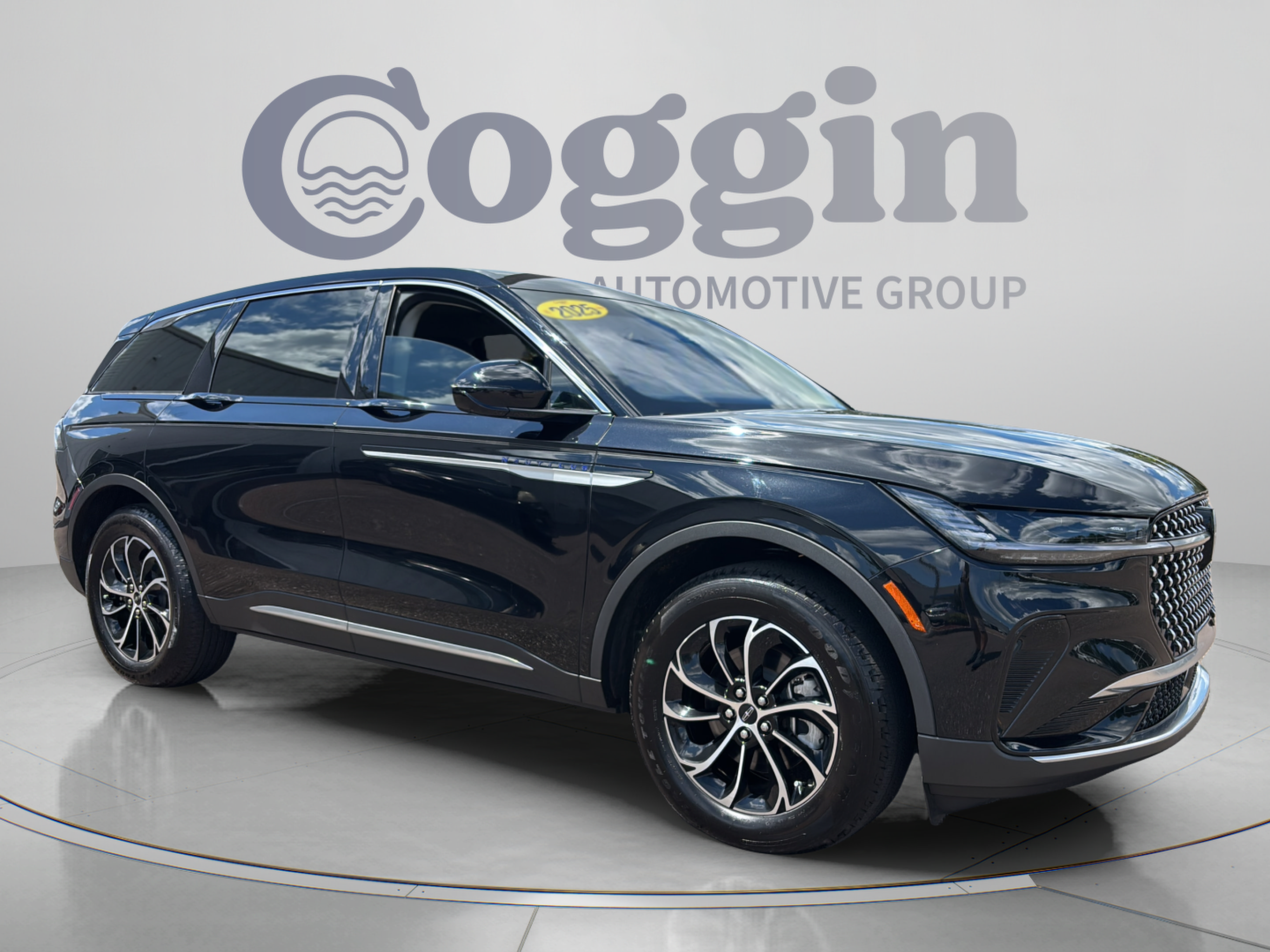 Used 2025 Lincoln Nautilus Premier AWD/4WD image 6