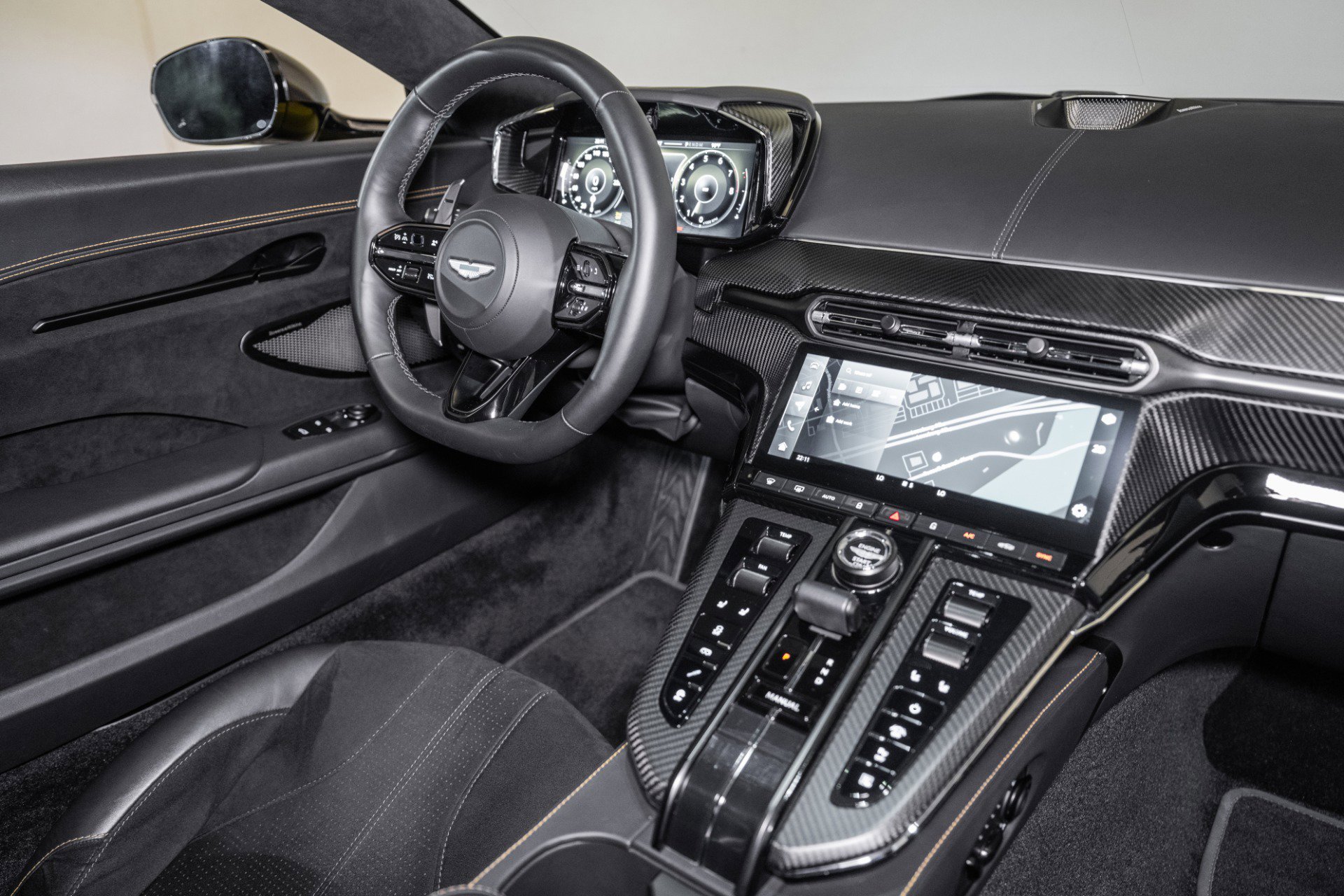 Used 2025 Aston Martin V8 Vantage Coupe image 17