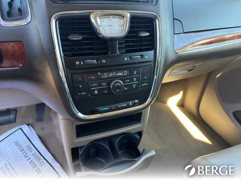 Used 2013 Chrysler Town & Country Touring-L w/ Driver Convenience Group FWD image 21