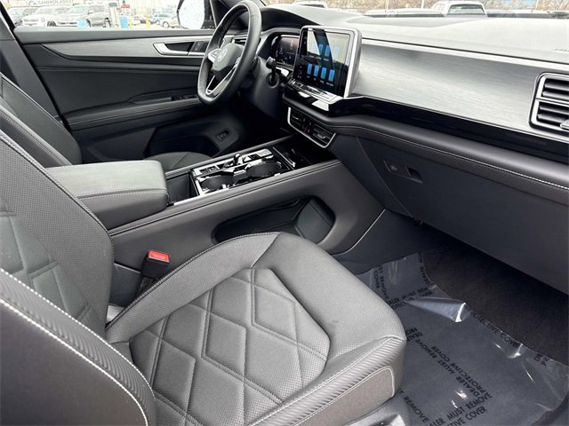 Used 2025 Volkswagen Atlas Cross Sport SE image 16