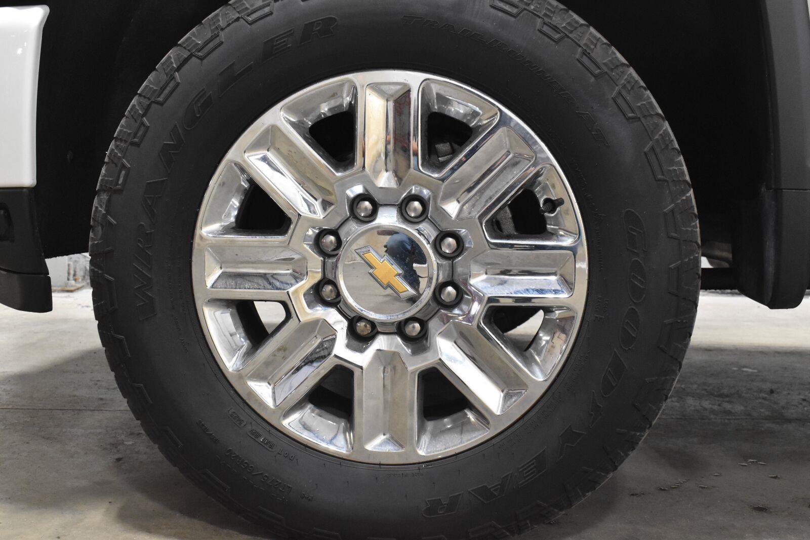 Used 2024 Chevrolet Silverado 3500 High Country w/ High Country Premium Package AWD/4WD image 29