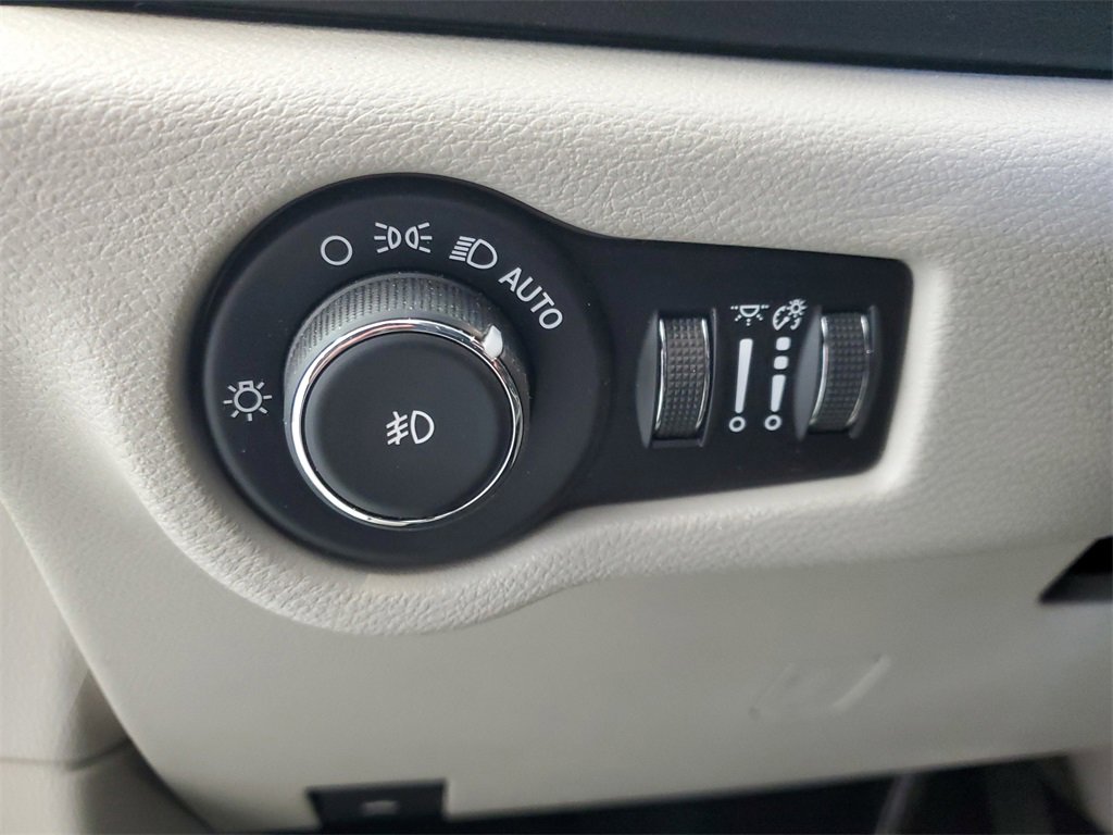 Used 2020 Chrysler Pacifica Touring-L Plus w/ Tire & Wheel Group image 12