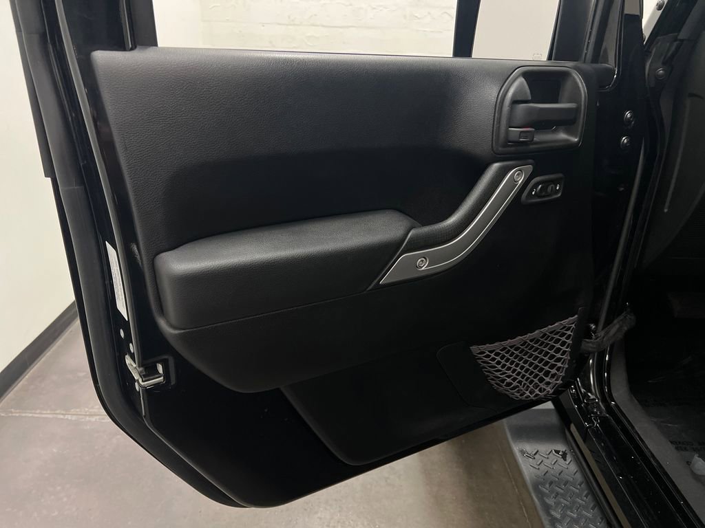Used 2013 Jeep Wrangler Unlimited Sahara w/ Connectivity Group AWD/4WD image 12