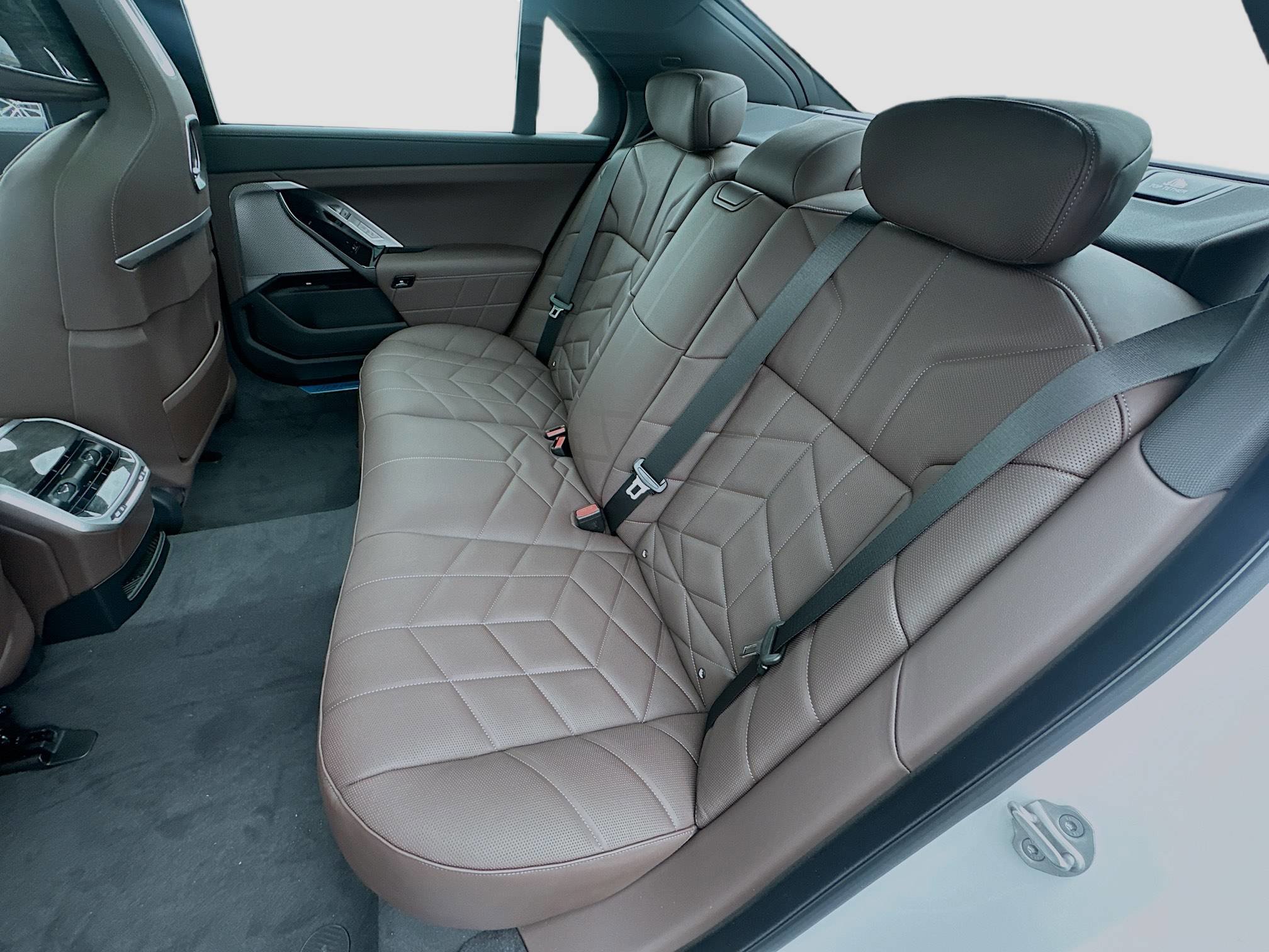 New 2026 BMW 750e xDrive w/ Premium Package image 21