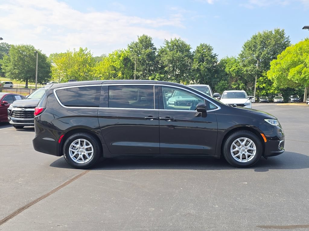 Used 2023 Chrysler Pacifica Touring-L FWD image 2
