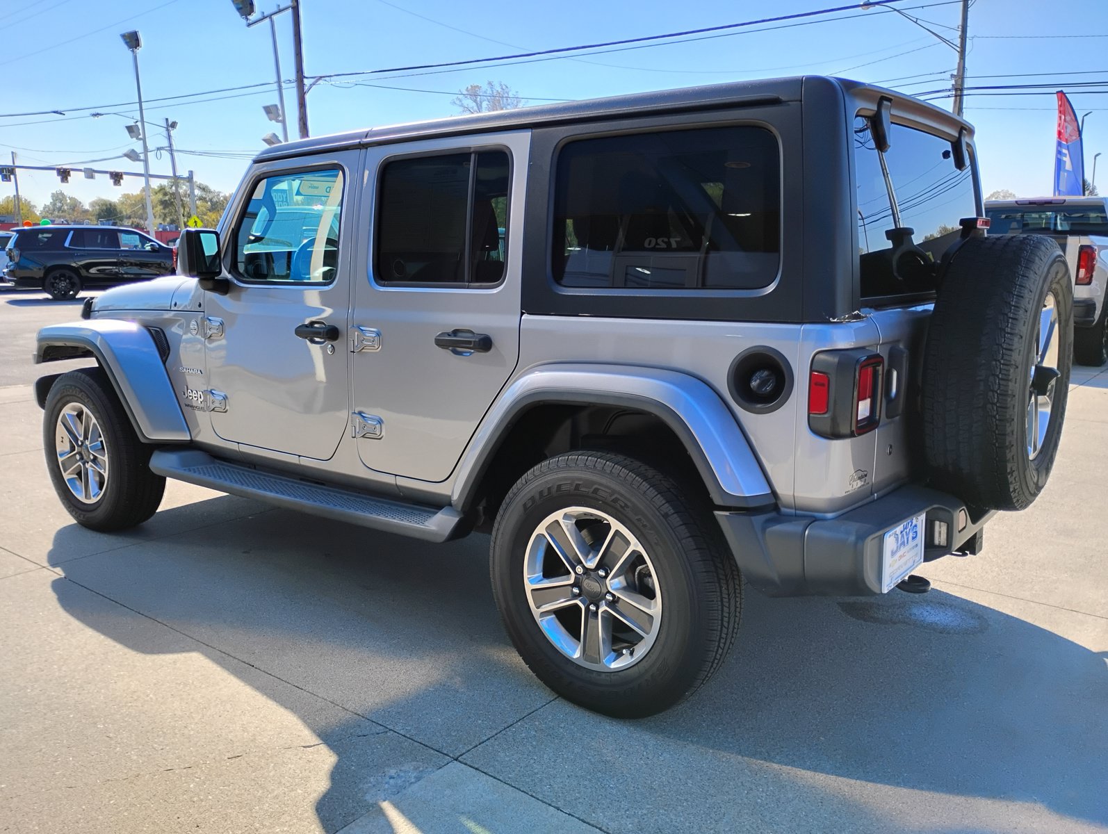 Used 2018 Jeep Wrangler Unlimited Sahara AWD/4WD image 11