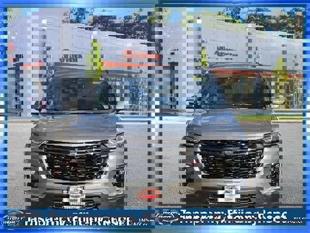 Used 2023 Chevrolet Traverse RS image 2