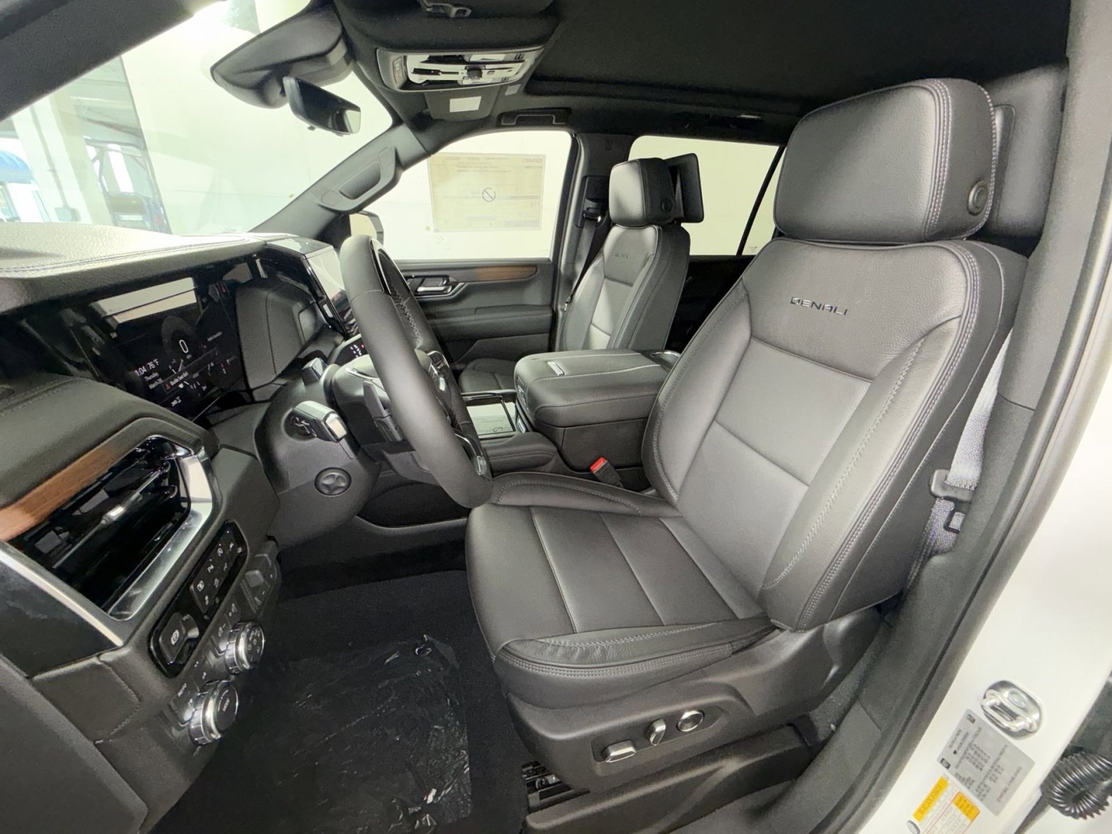 New 2026 GMC Yukon XL Denali w/ Denali Reserve Package image 13