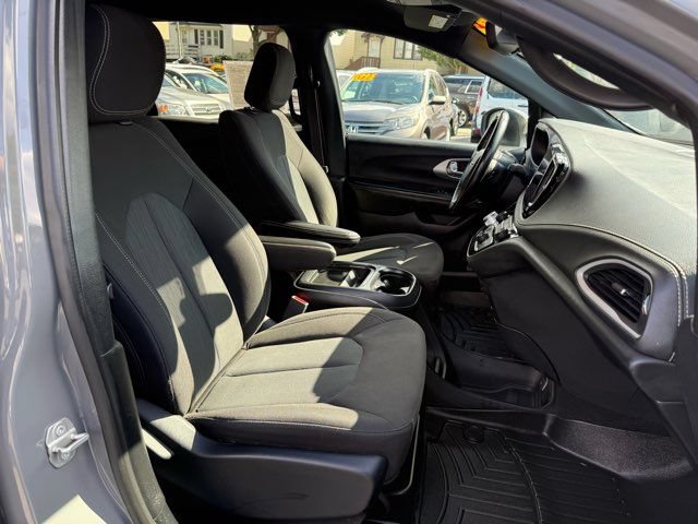 Used 2023 Chrysler Pacifica Touring FWD image 20