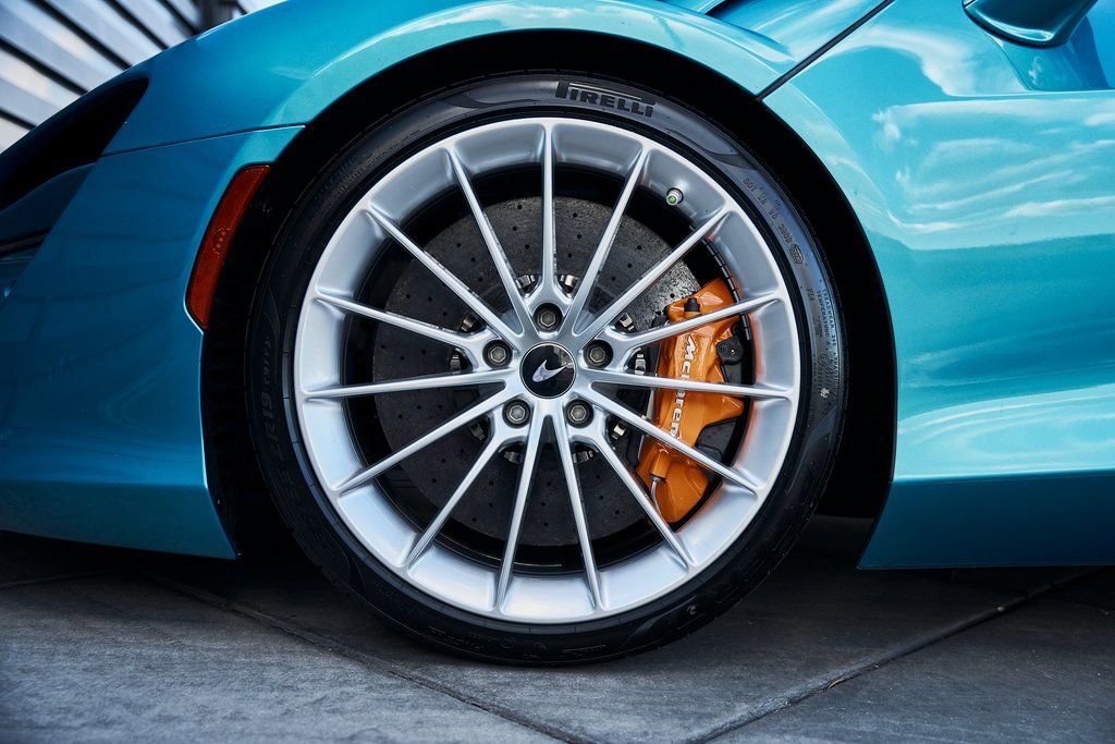 Used 2025 McLaren Artura Spider image 3