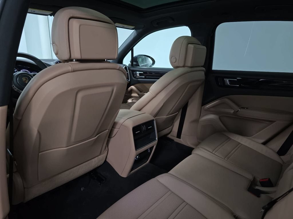 Certified 2023 Porsche Cayenne AWD/4WD image 28