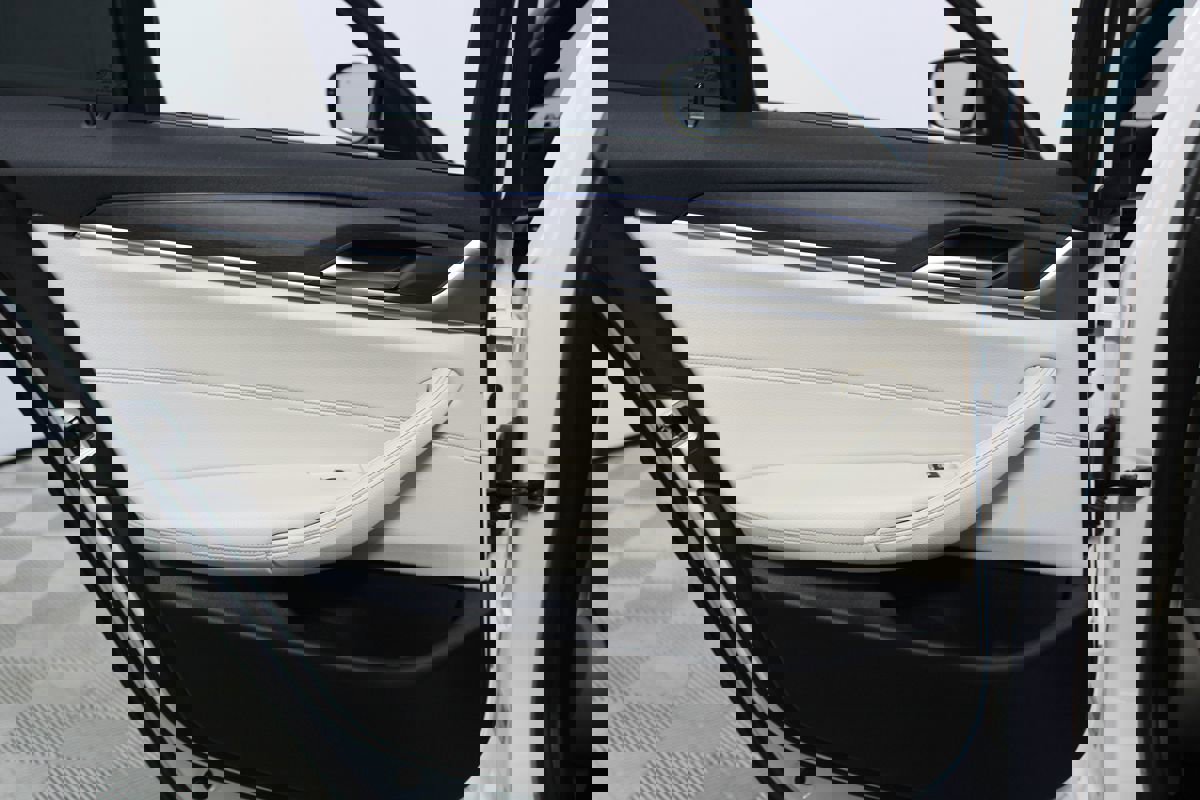 Used 2023 BMW 530e 530e w/ M Sport Package image 28