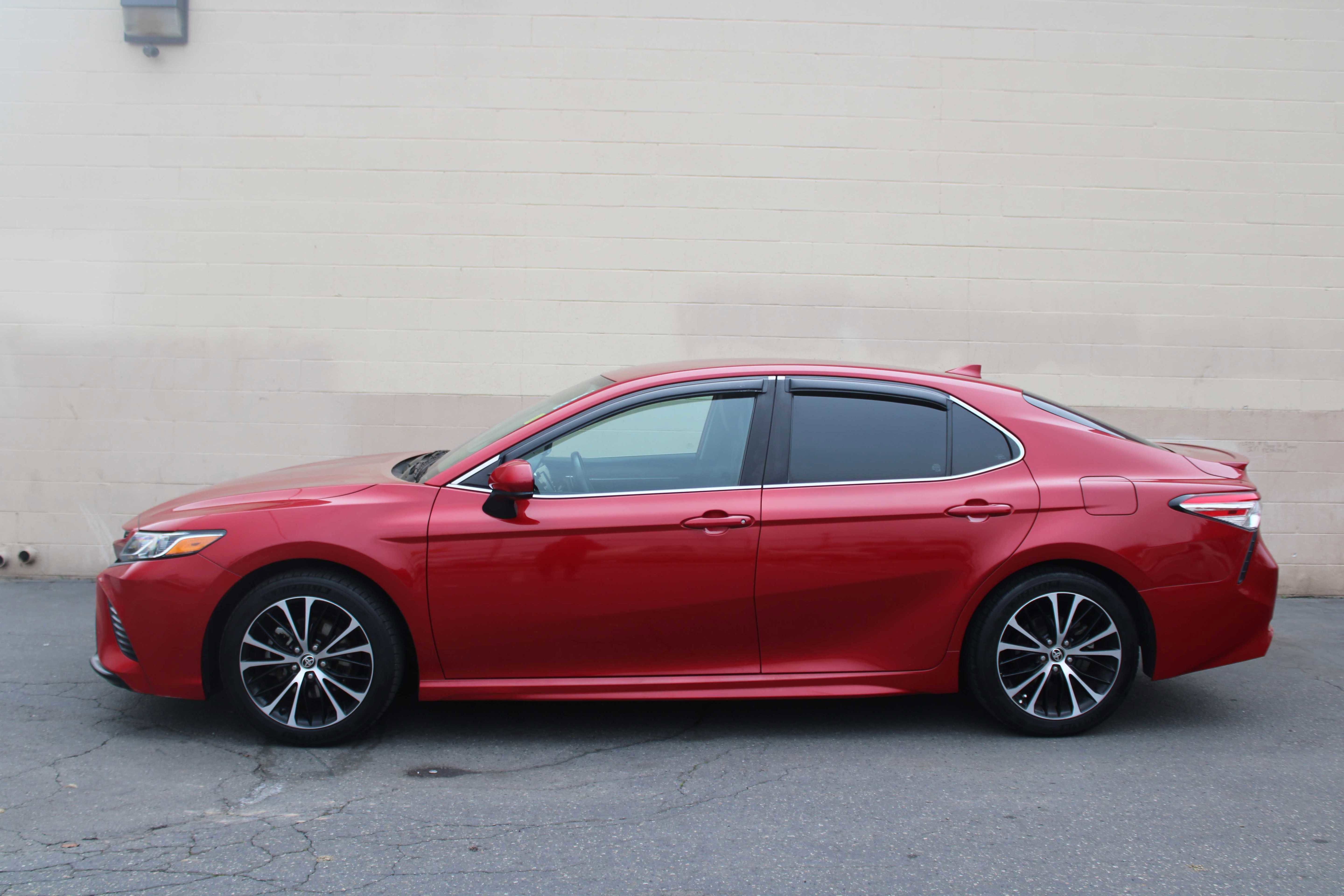 Used 2020 Toyota Camry SE image 3
