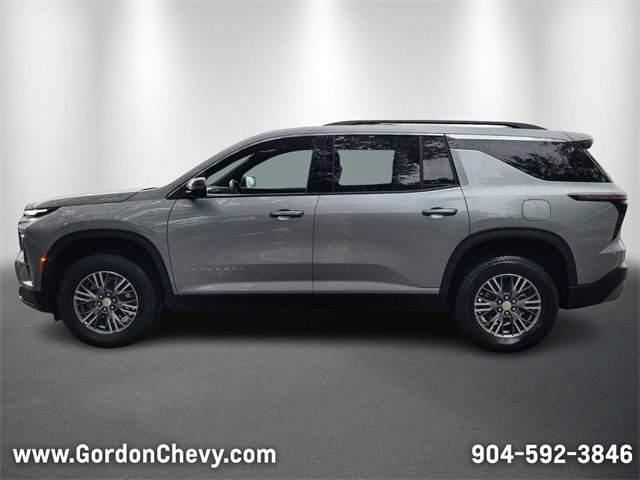 Used 2025 Chevrolet Traverse LT image 2