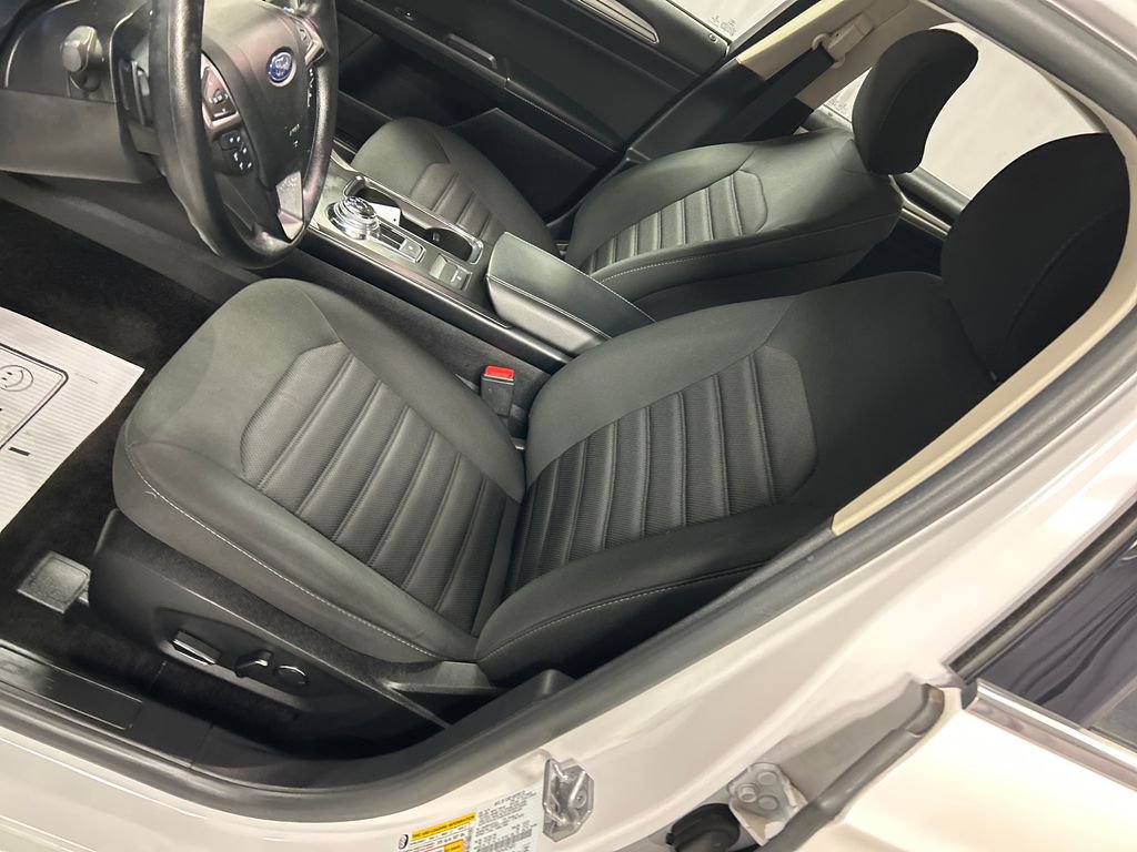 Used 2018 Ford Fusion SE w/ Fusion SE Technology Package image 11