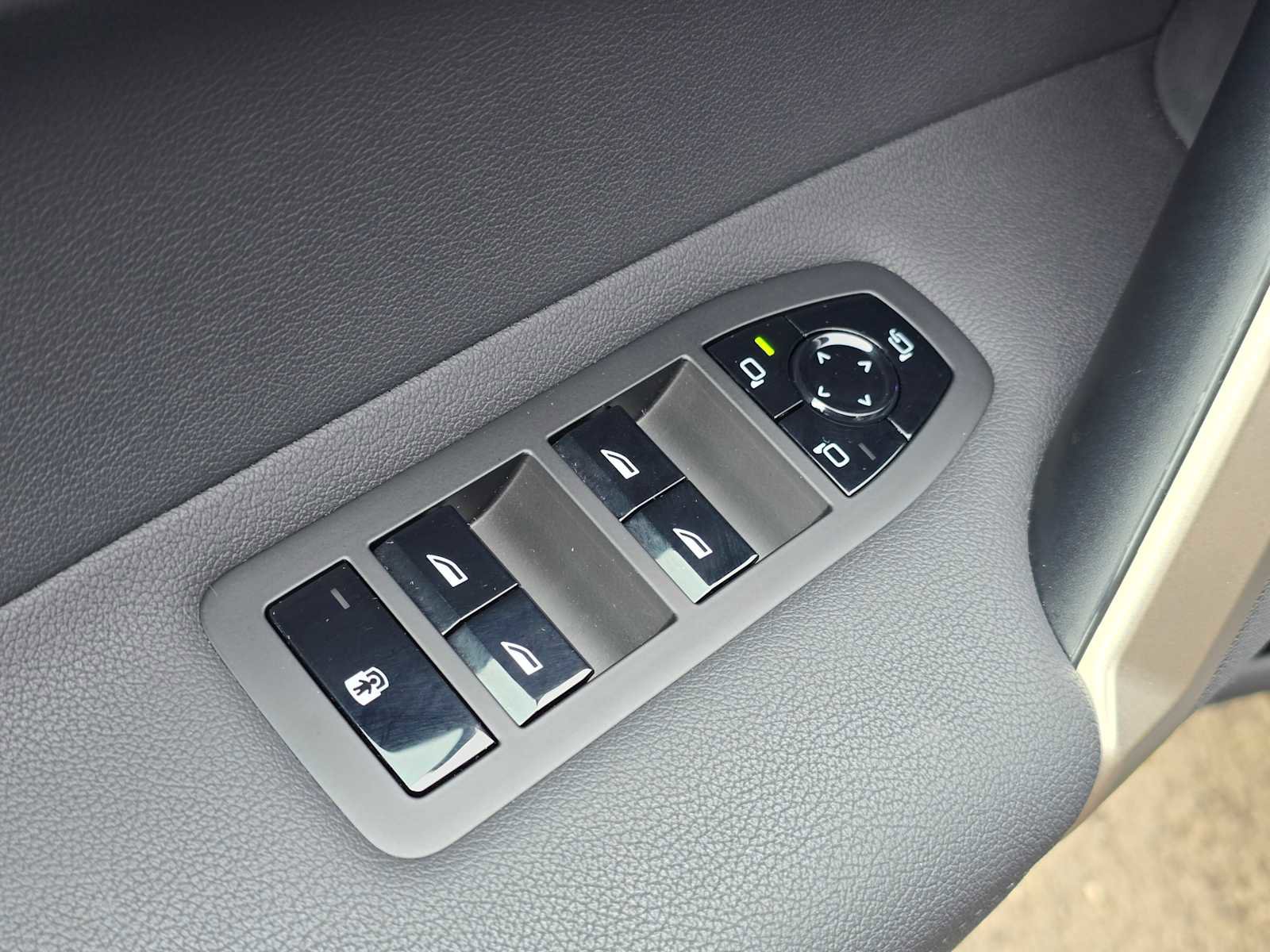 Used 2026 BMW iX xDrive45 w/ Executive Package image 23