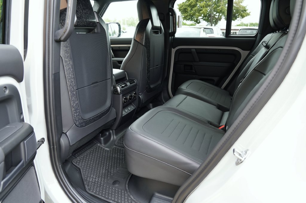 Used 2026 Land Rover Defender 110 OCTA AWD/4WD image 34