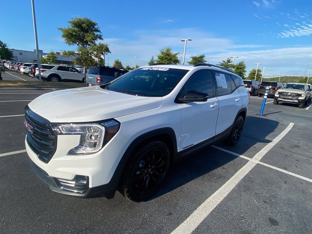 Used 2022 GMC Terrain SLT w/ Infotainment Package II FWD image 3
