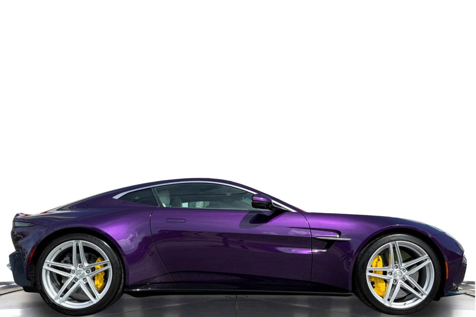 Used 2025 Aston Martin V8 Vantage Coupe RWD image 2